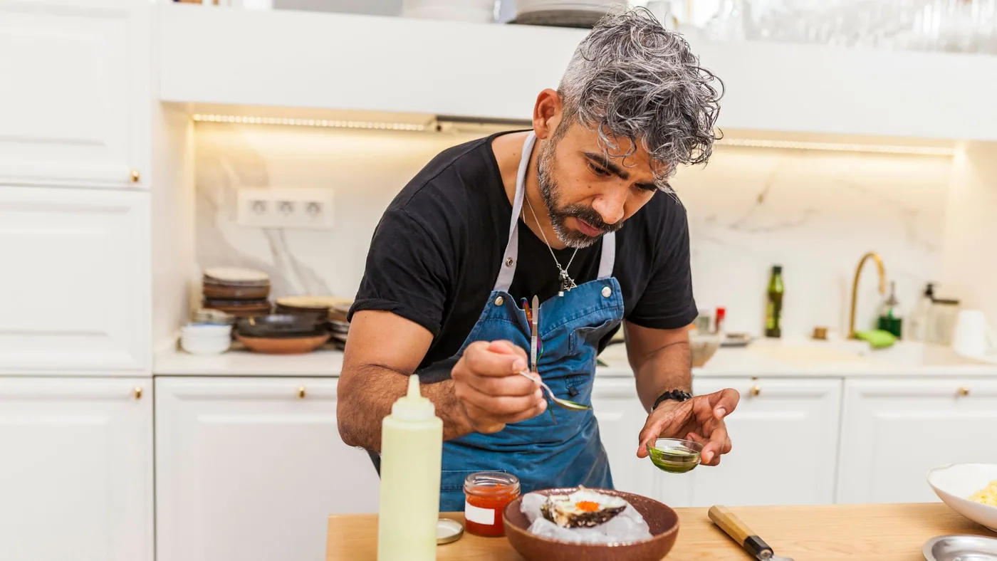 Chef terminando un plato