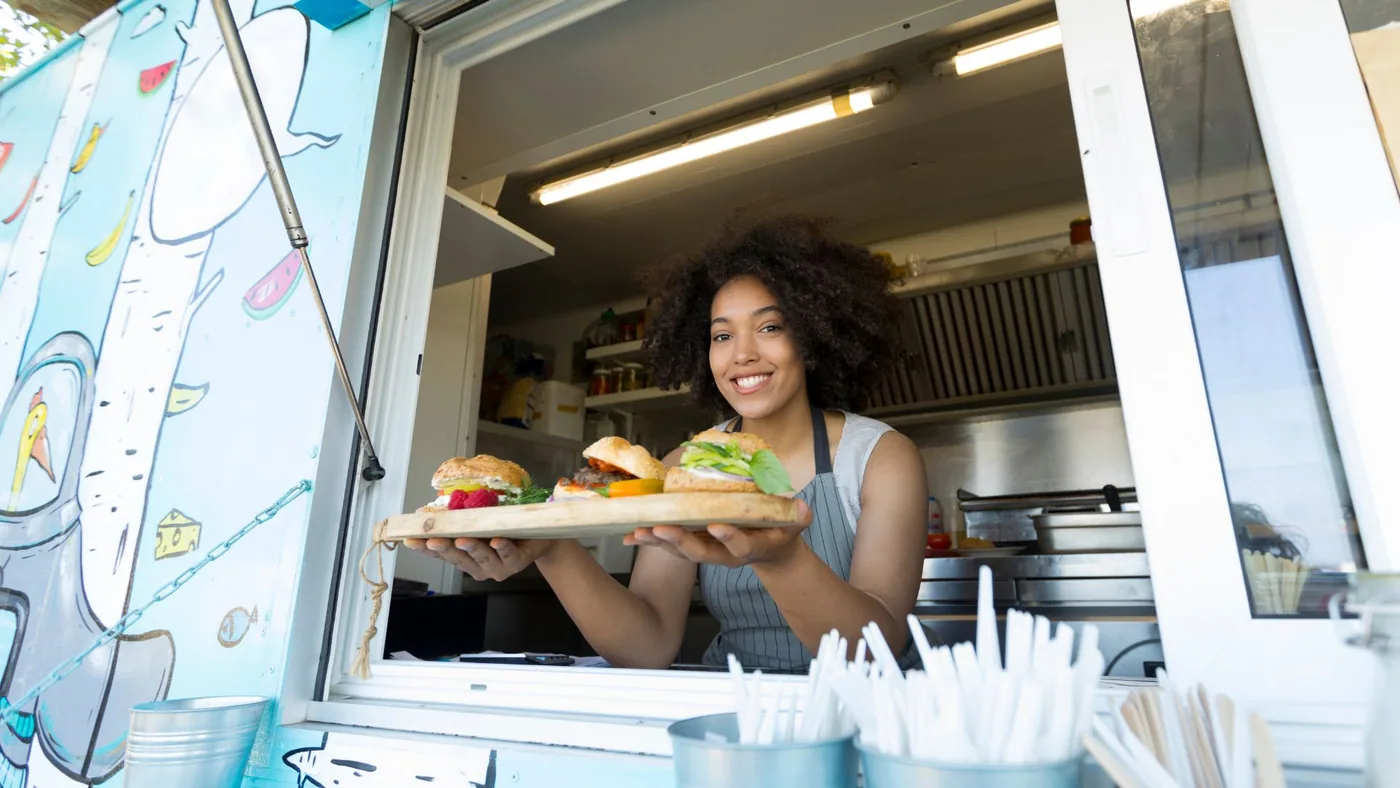 Emprendedora atendiendo su food truck