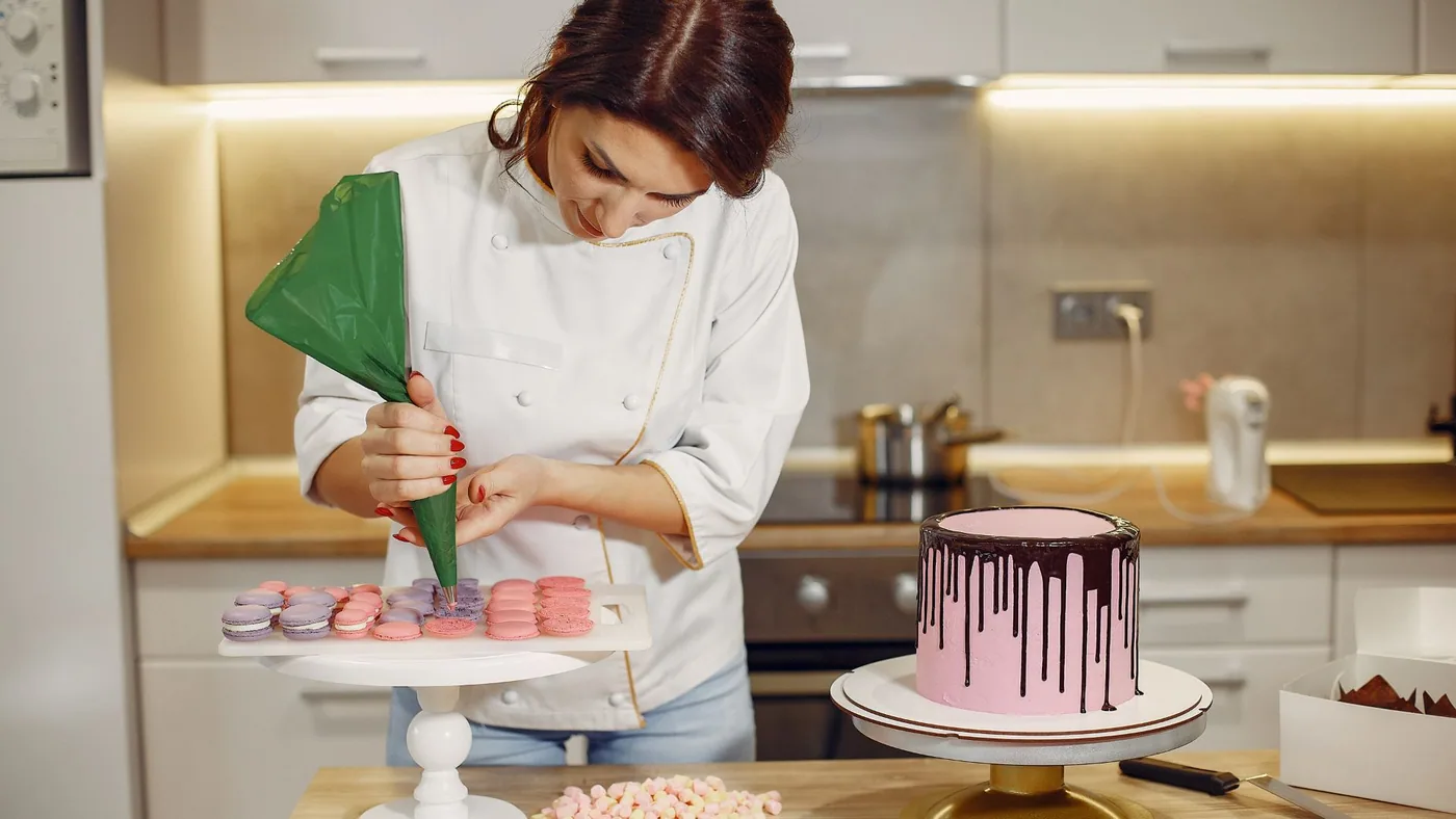 Repostera decorando macarons y pastel